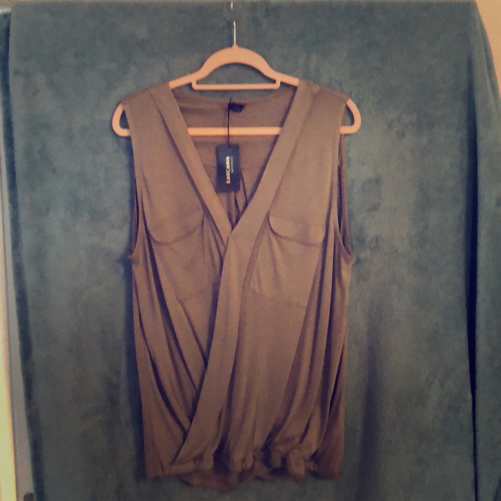 Sleeveless loose top